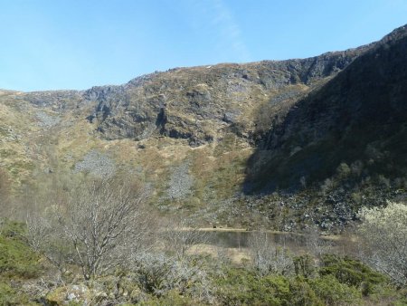 Hardbakkatjørna, l’étang au creux du vallon d’Hardbakkadalen.