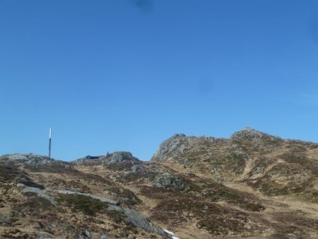 Du côté du sommet à proprement parler à droite et de la grande antenne visible depuis le centre-ville à gauche. 