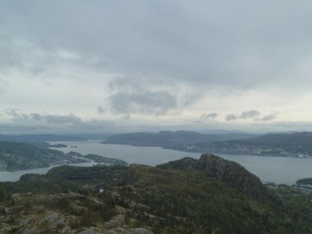 Regard au nord-est sur Ørnafjellet à droite et Byfjorden au-delà.