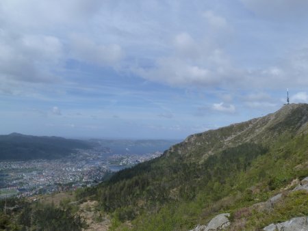 Ulriken à droite, Lyderhorn à gauche, le centre-ville de Bergen et Byfjorden au centre.