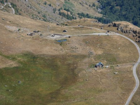 Le  Col de Sarenne et ce qui reste du «refuge» qui a brûlé en décembre 2016