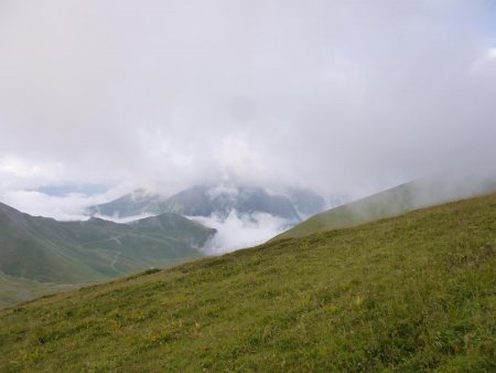 Entre les couches de nuages avec le Taillefer en plein dedans.