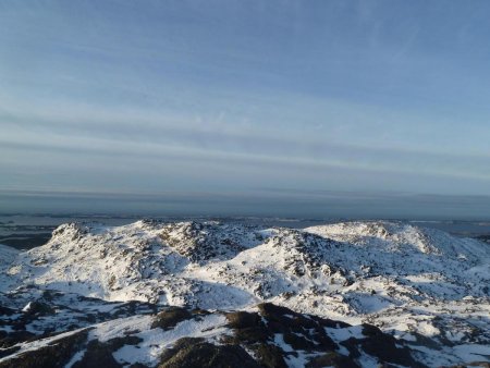 Regard au nord-ouest depuis le sommet.