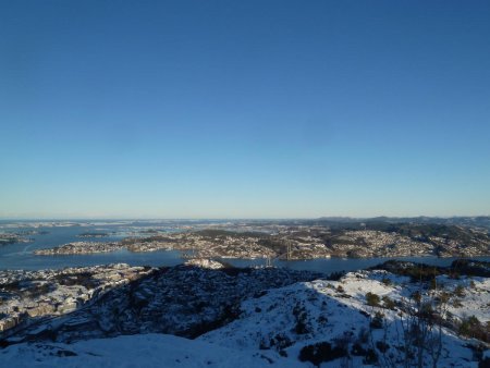 En s’élevant, vue sur l’île d’Askøy.