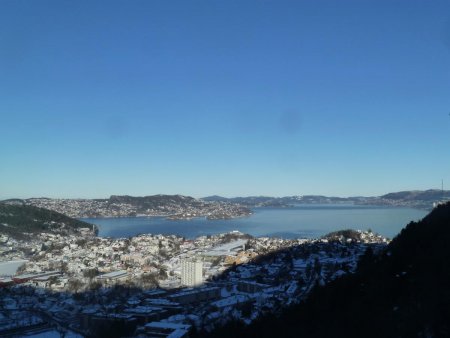 En s’élevant vers Damsgårdsfjellet, regard arrière vers Gravdal et Byfjorden.