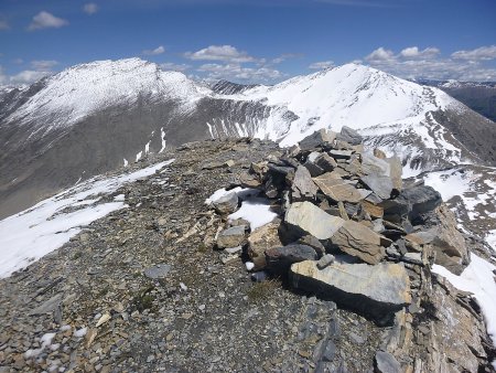 Arrivée au sommet, le cairn et l’arête Est avec le Grand Bérard (3046m) et la Chalanche (2984m)