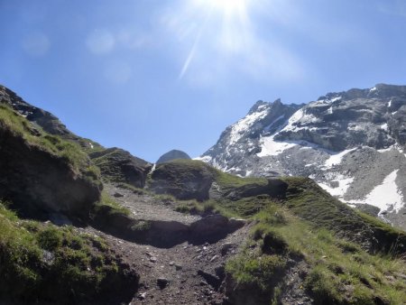 Le sentier s’élève