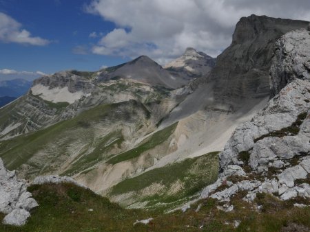 Le Rocher Rond préside à la vue côté Ferrand