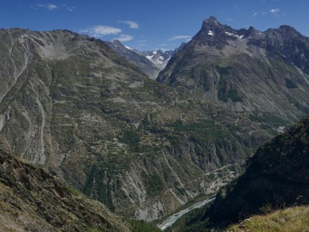 Vue grandiose jusqu’au fond du Vallon de la Selle