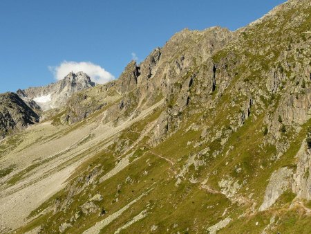 Longue ballade à flanc de coteau. Au fond, le Portalet (3344m)