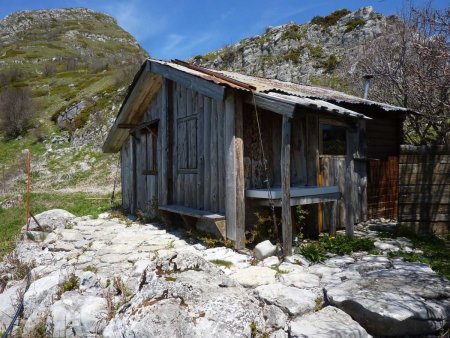 Après avoir basculé en versant ouest, voici la jolie cabane (fermée)