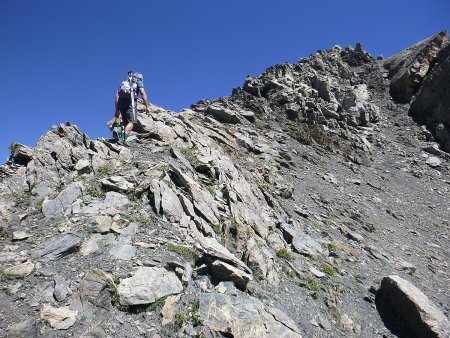 Rejoindre ensuite l’arête et poursuivre jusqu’au sommet