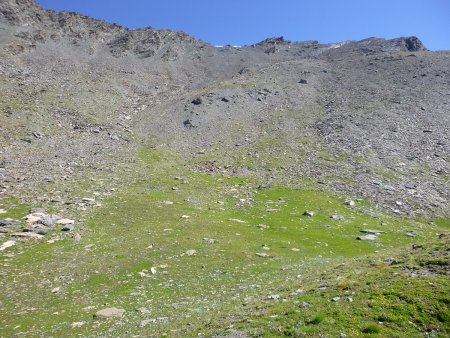 Un débouche sur un grand replat à l’altitude approximative 2850m