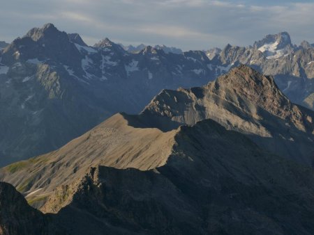 Sur l’arête sans nom : enrubannements de l’Aiguille de Morges