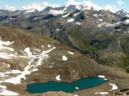 Le lac de Truc Blanc. Au fond, Grand Paradis.