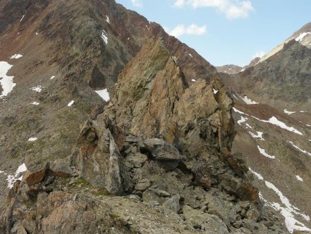 Descente. L’antécime, à contourner par le sud.  