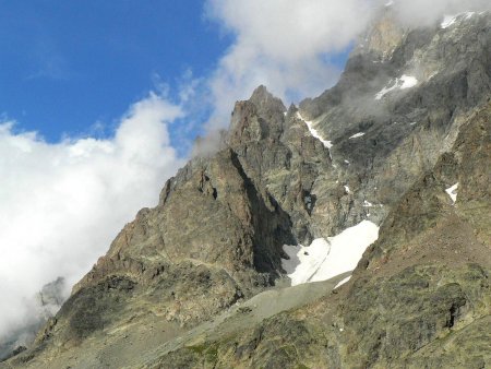 Détail de la gigantesque paroi de l’Ailefroide