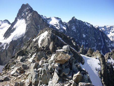 Au sommet ! vue sur les Bans et le Pic des Aupillous (à droite)