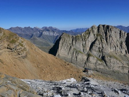 Le refuge des Sarradets, et la palette de couleurs du secteur : ocre et gris