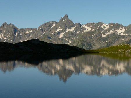 Le Grand Pic se mire dans le lac de la Sagne.