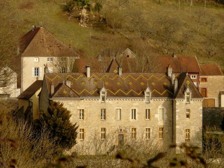 Zoom sur une belle demeure bourguignonne à Baulme-la-Roche.