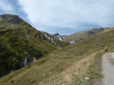 Là-haut, la Tête Sud des Fours (2716 m) et le Col des Fours (2665 m)