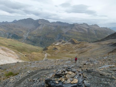 On a failli voir le Lac de Mya. Derrière moi le Plan des Fours et au fond, le Col de L’Ouillon, la Pointe des Ouillons (3066 m)  et le Miravidi (3110 m)