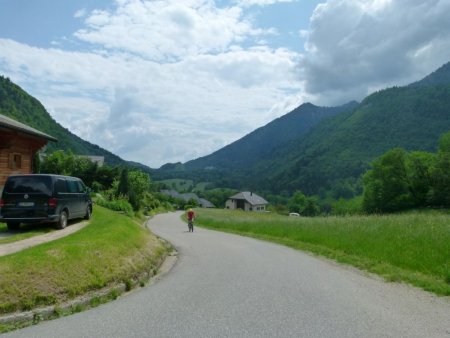 Entre les Prières et les Combes (Au fond l’Abbaye de Tamié - Le Col des Solliets est en haut à droite caché par la bosse de La Tête)