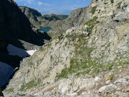 Dans le haut des pentes d’herbe et de rocher en rive droite, presque sur l’épaule sommitale