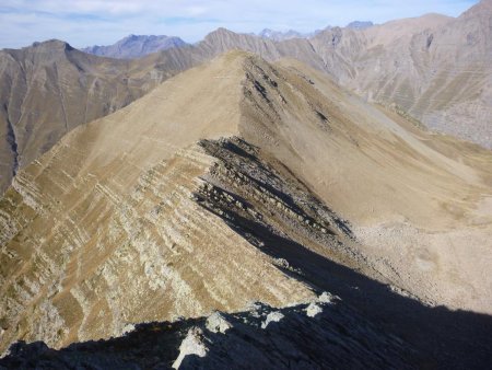 Raide descente vers un collet pour remonter vers l’antécime du Piara