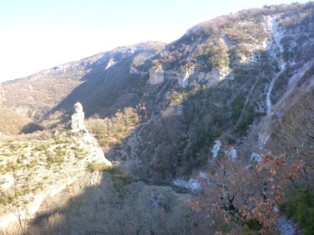 Un joli piton rocheux domine les gorges