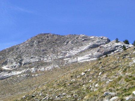 Raide montée avec vue sur la pyramide sommitale de Queyrière