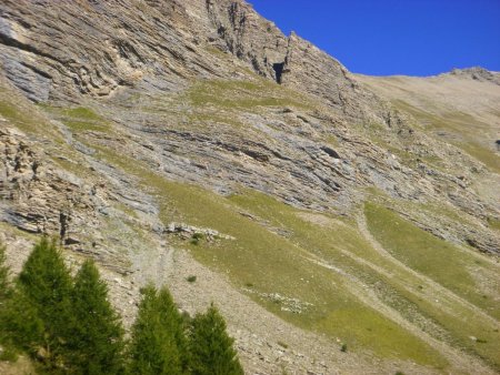 Le cone herbeux qu’il va falloir remonter pour «attaquer» la vire