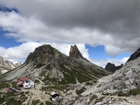 Le Torre di Toblin en forme de pointe depuis la montée du Paterno