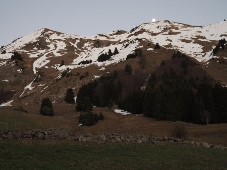 Lever de lune sur la crête de l’aiguille de Serraval