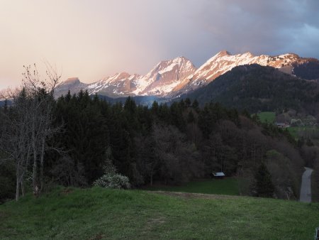 Lumière du soir sur les Aravis