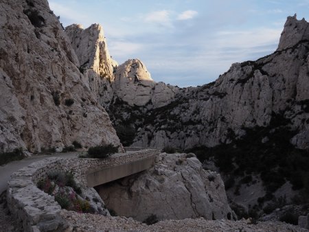 Sans la piste bétonnée, l’accès à Sugiton serait beaucoup plus compliqué...