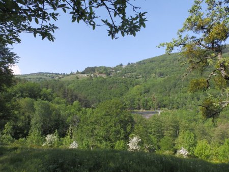 Regard vers le barrage de Thurins.