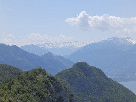 Zoom sur le Beaufortain. On aperçoit l’ancien téléphérique au premier plan.