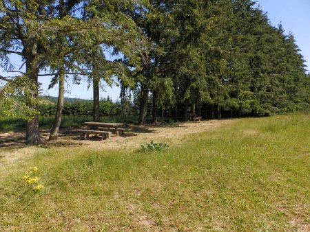 Tables de pique-nique à proximité du col.