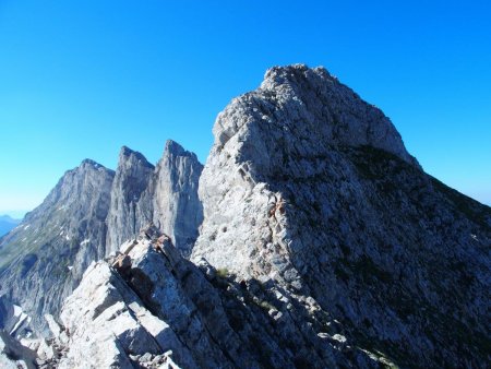 Une fois revenu sur l’arête, escalader le ressaut qui donne accès au sommet !