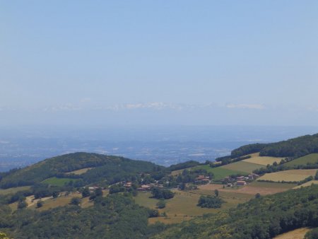 Les Grandes Rousses, Belledonne, les Écrins. Au premier plan, Châteauvieux et sa chapelle.