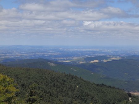 Zoom sur Lyon. Au deuxième plan, le Chirat Rochat.