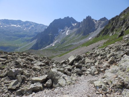 Face aux Aiguilles de la Pennaz.