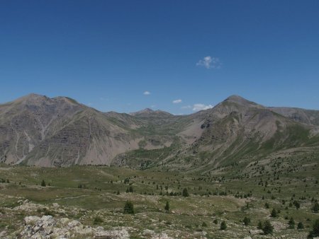 En face, le vallon de la Moutière avec sa piste, surplombé par la Bonnette