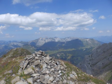 Cairn sommital. Regard vers le Jallouvre, la Pointe Blanche et le Bargy.