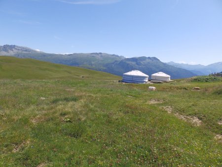 Vers le Rocher des Enclaves et la Montagne d’Outray.