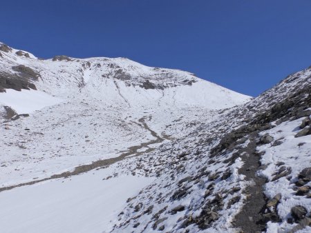 On va désormais évoluer au milieu de la neige jusqu’au sommet.