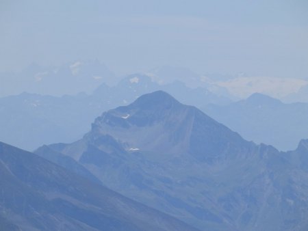 Mont Charvin. Au second plan, Grand Pic de la Lauzière, en arrière-plan la Meije.