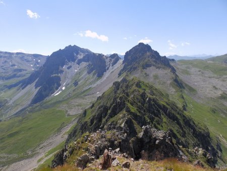 Vers l’Aiguille de la Pennaz et la Tête de la Cicle, ainsi que les crêtes parcourues.